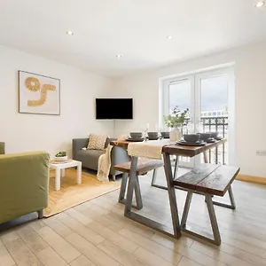  Apartment Coastal Charm Townhouse: Renovated 3-bedroom With Parking